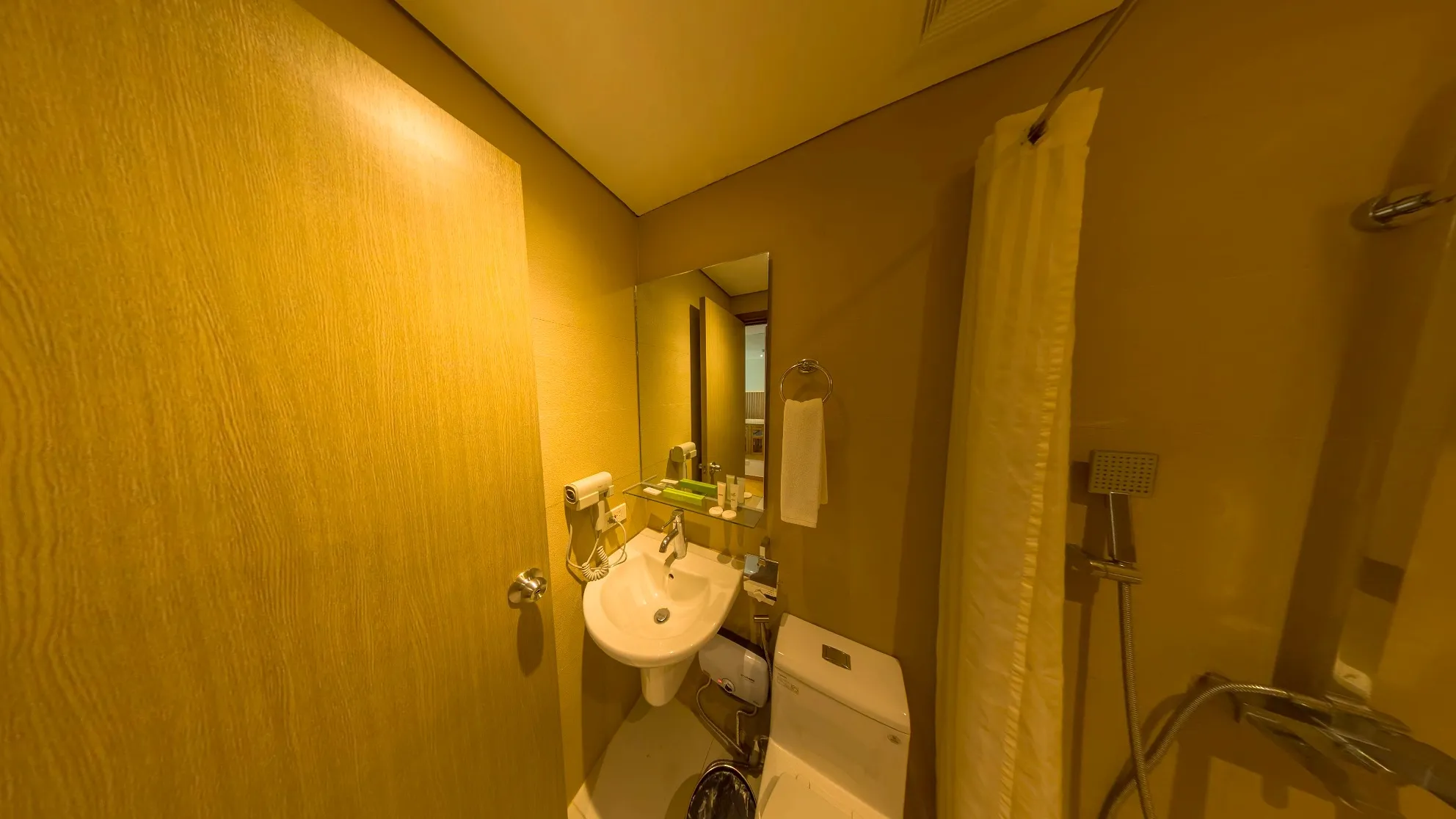 Studio Standard Double Room bathroom with a shower and vanity